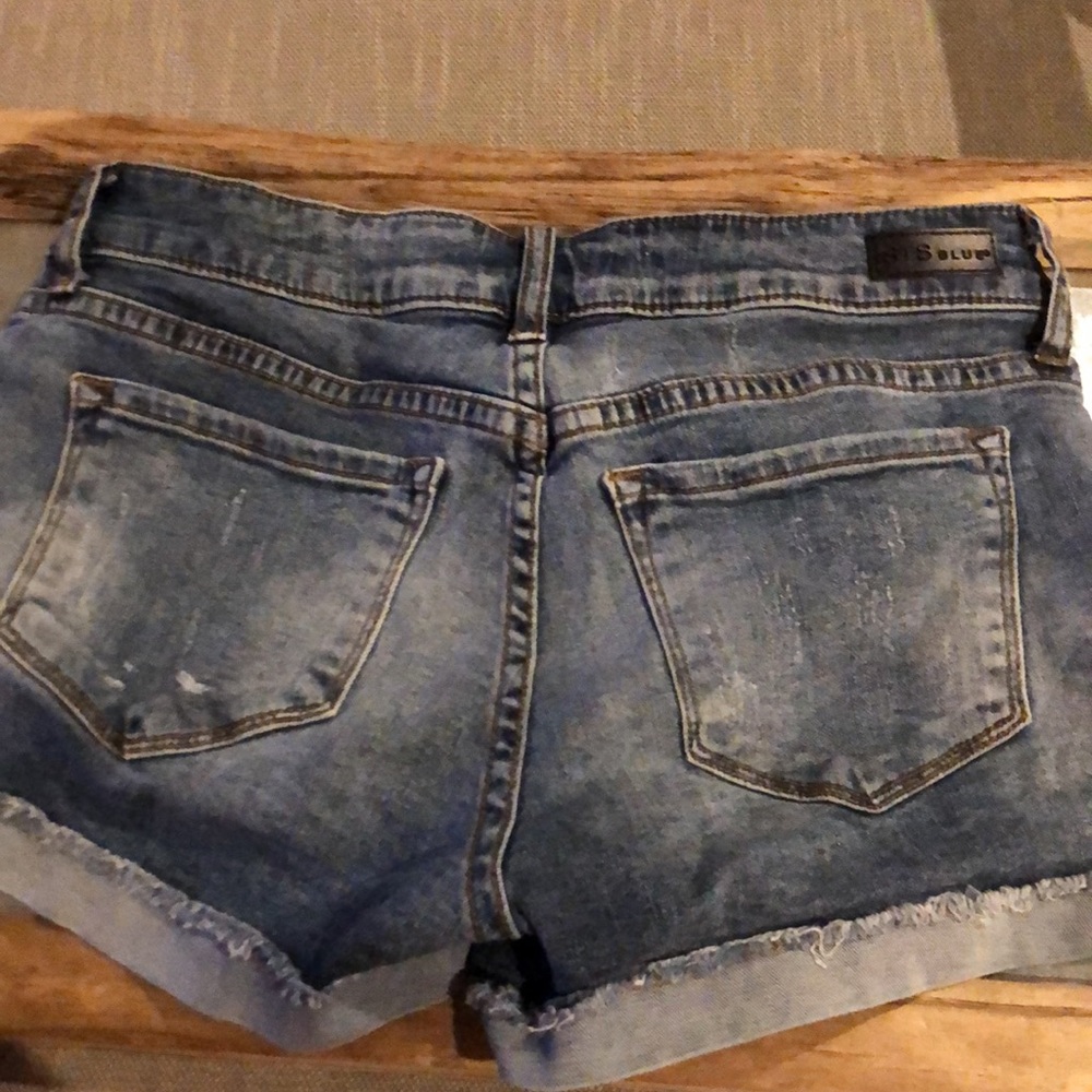 Adorable distressed jean shorts - Picture 2 of 4